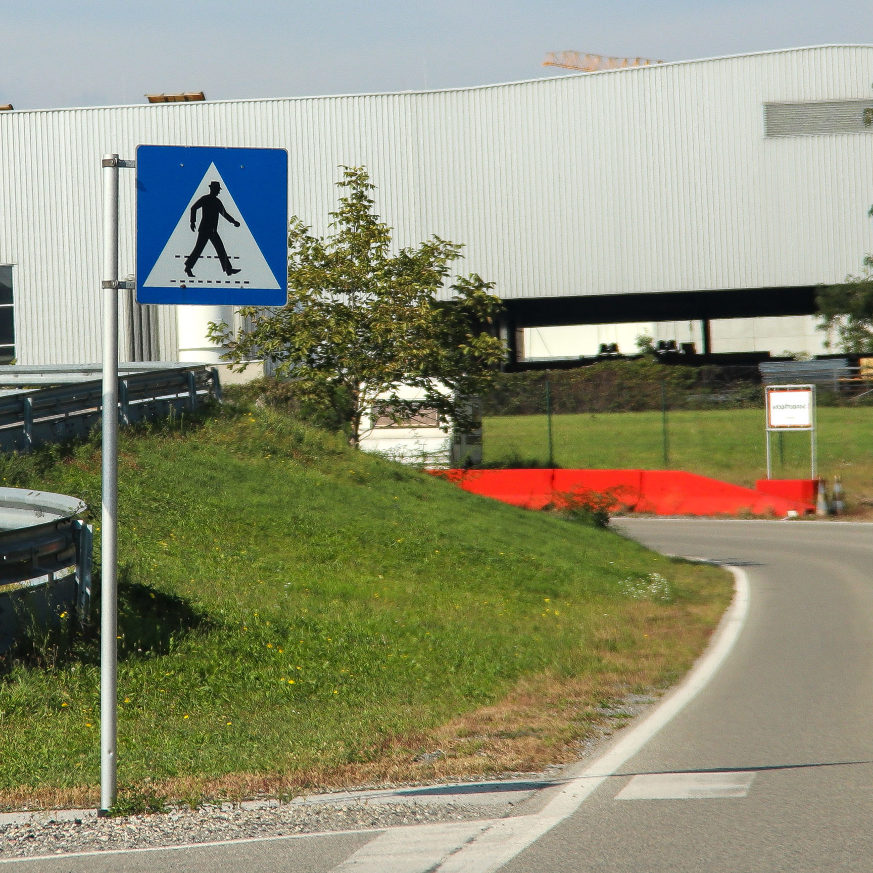 Auffälliger Links-Rechts-Blick bei Zebrastreifen Mein Führerschein Links-Rechts Blick